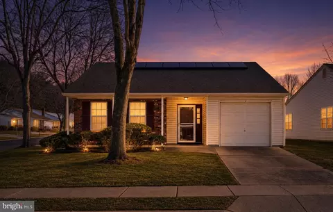 2 Fernwood Ct, Columbus, NJ 08022