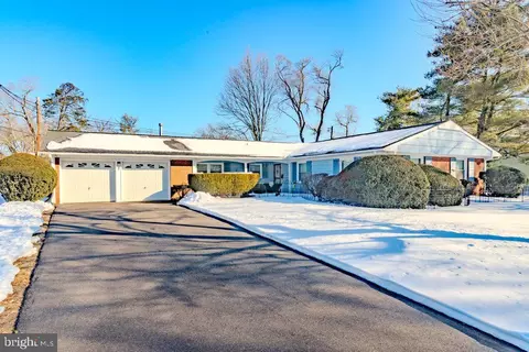 2 Creekview Rd, Willingboro, NJ 08046