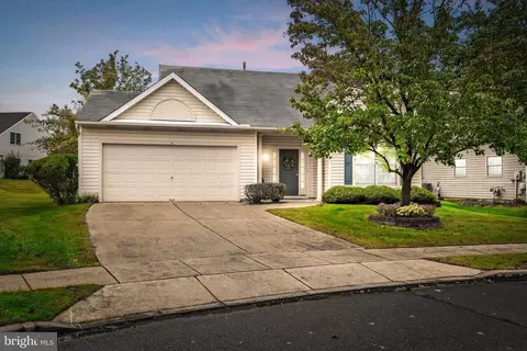 11 Covered Bridge Cir, Columbus, NJ 08022