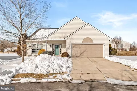 14 Covered Bridge Cir, Columbus, NJ 08022