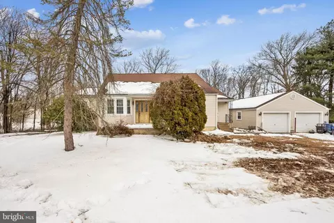 28 13th St, Burlington, NJ 08016