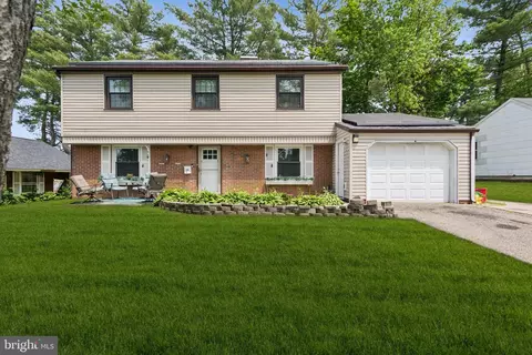 60 Pinafore Ln, Willingboro, NJ 08046