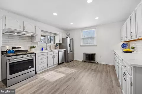 Entry Way - 61 S Maple Ave, Maple Shade, NJ 08052 photo 5 of 7