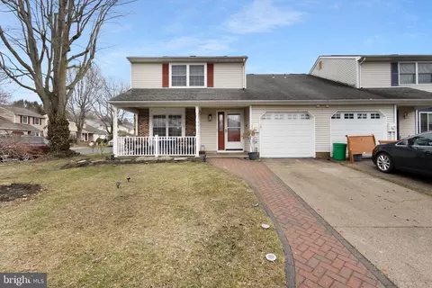 125 Sharrow Ln, Mount Laurel, NJ 08054