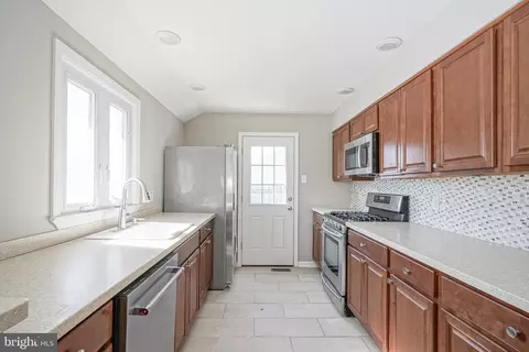 Entry Way - 830 Drexel Ave, Delran, NJ 08075 photo 4 of 7
