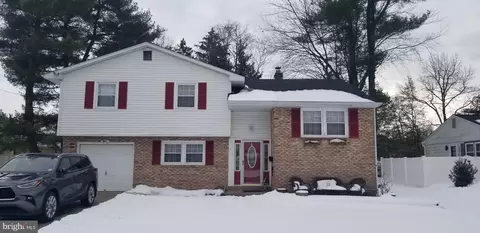 715 Willow Dr, Cinnaminson, NJ 08077