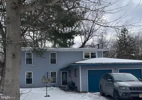 5 Surrey Ct, Mount Holly, NJ 08060