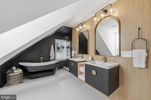 129 S Church St, Moorestown, NJ 08057