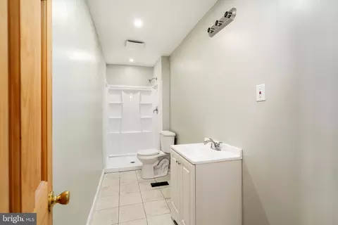 Entry Way - 2 Bedford Ct, Mount Holly, NJ 08060 photo 5 of 5