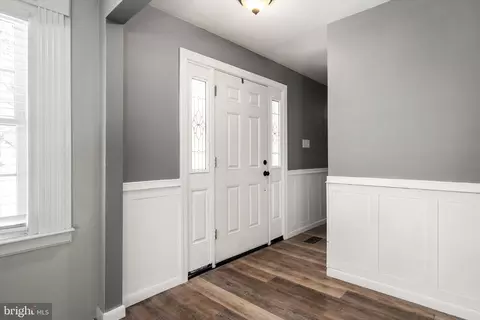 Entry Way - 2 Bedford Ct, Mount Holly, NJ 08060 photo 4 of 5