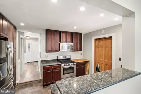 Entry Way - 2 Bedford Ct, Mount Holly, NJ 08060 photo 1 of 5