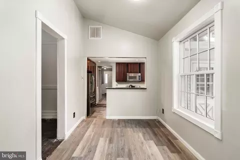 Entry Way - 2 Bedford Ct, Mount Holly, NJ 08060 photo 2 of 5