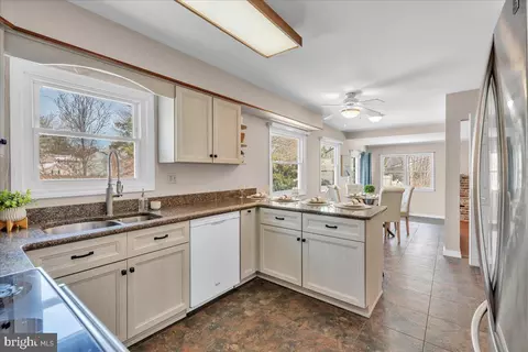 517 Perry Dr, Mount Laurel, NJ 08054 photo 9