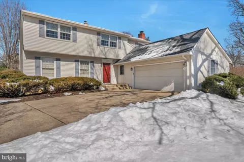 517 Perry Dr, Mount Laurel, NJ 08054