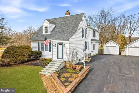 9 Haines Dr, Moorestown, NJ 08057