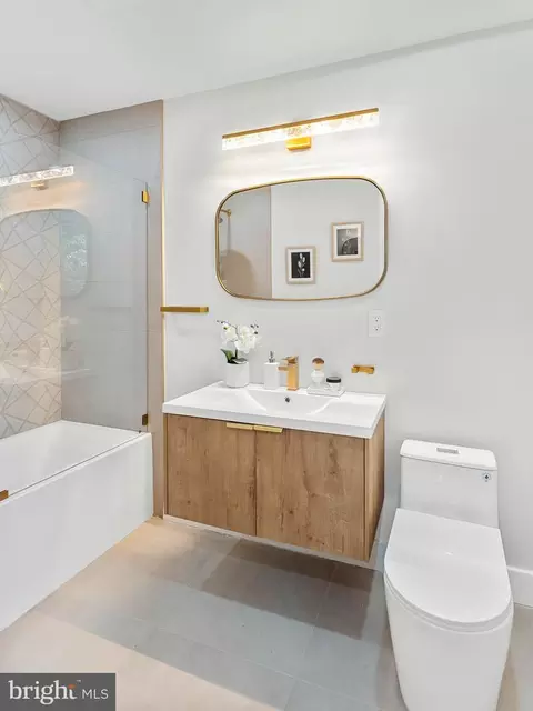 Bath - 421 Lee Ave, Beverly, NJ 08010 photo 2 of 5