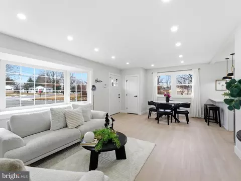 Living - 421 Lee Ave, Beverly, NJ 08010 photo 2 of 2