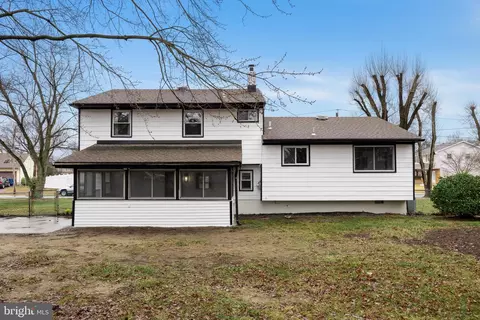 Exterior - 301 Cardinal Rd, Beverly, NJ 08010 photo 5 of 6