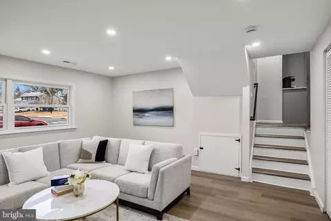Living - 301 Cardinal Rd, Beverly, NJ 08010 photo 4 of 4