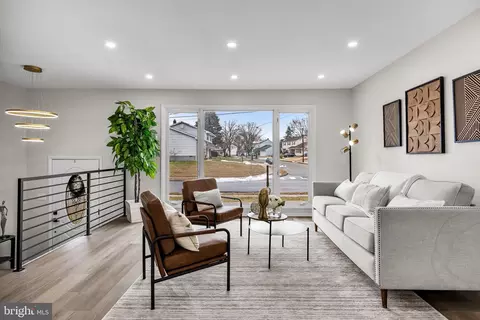 Living - 301 Cardinal Rd, Beverly, NJ 08010 photo 3 of 4
