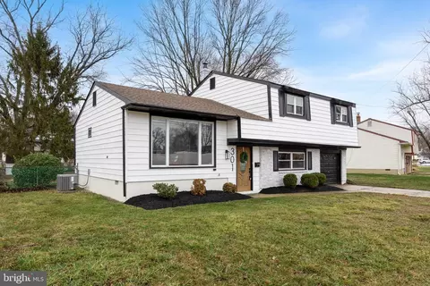 Exterior - 301 Cardinal Rd, Beverly, NJ 08010 photo 2 of 6
