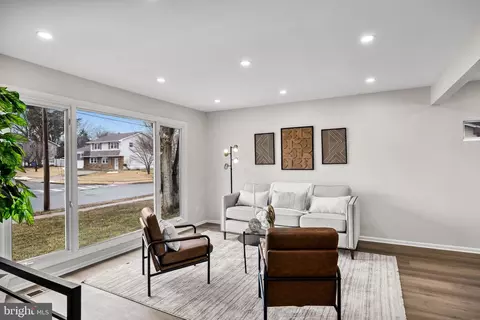 Living - 301 Cardinal Rd, Beverly, NJ 08010 photo 2 of 4