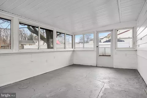 Exterior - 301 Cardinal Rd, Beverly, NJ 08010 photo 4 of 6