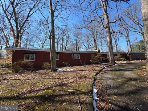 17 Cardinal Dr, Moorestown, NJ 08057
