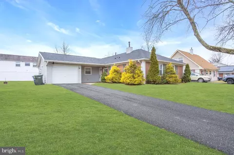 36 Peartree Ln, Willingboro, NJ 08046