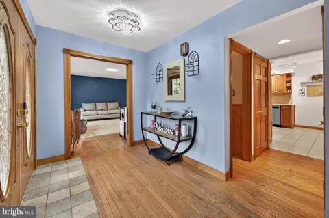 Entry Way - 3 Meadowrue Dr, Mount Laurel, NJ 08054 photo 1 of 4