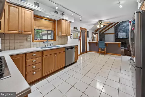 Entry Way - 3 Meadowrue Dr, Mount Laurel, NJ 08054 photo 2 of 4
