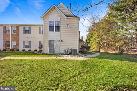 202 B Arrowwood Ct, Mount Laurel, NJ 08054