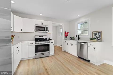 Entry Way - 720 Harrison St, Riverside, NJ 08075 photo 6 of 8