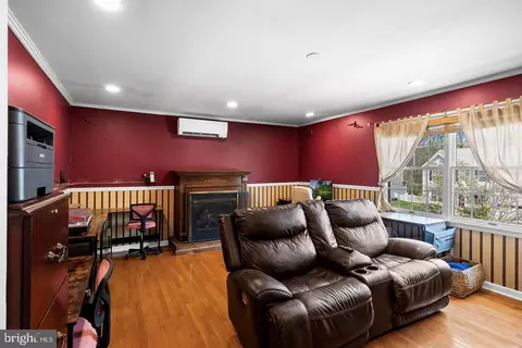 Living - 202 Union St, Bordentown, NJ 08505 photo 2 of 2