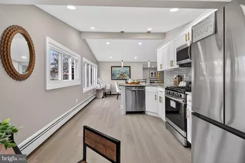 Entry Way - 226 Ruth Ave, Maple Shade, NJ 08052 photo 2 of 4