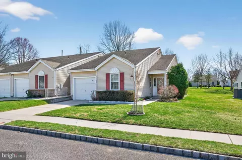 12 Yarrow Pl, Mount Laurel, NJ 08054