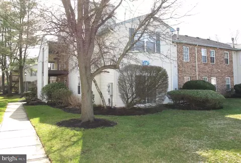 91 Center Ln, Mount Laurel, NJ 08054