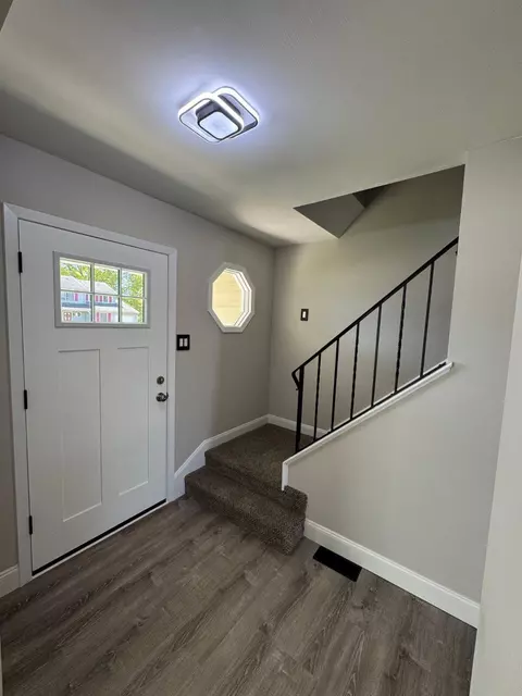 Entry Way - 8 Framingham Rd, Beverly, NJ 08010 photo 2 of 3