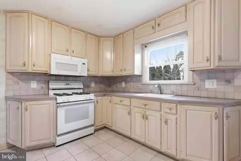 Kitchen - 521 Leon Ave, Delran, NJ 08075 photo 2 of 3