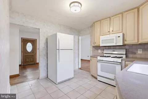 Entry Way - 521 Leon Ave, Delran, NJ 08075 photo 1 of 2