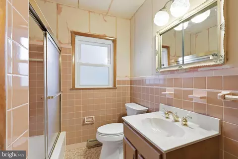 Bath - 521 Leon Ave, Delran, NJ 08075 photo 1 of 1