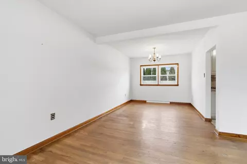 Living - 521 Leon Ave, Delran, NJ 08075 photo 2 of 2