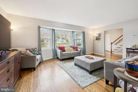 Living - 704 Cornwallis Dr, Mount Laurel, NJ 08054 photo 2 of 3