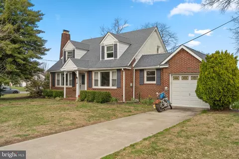 300 Lilac Ln, Delanco, NJ 08075