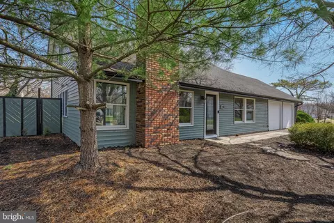 18 Holmes Ln, Marlton, NJ 08053