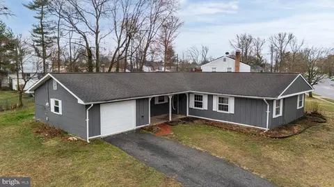 90 Twin Hill Dr, Willingboro, NJ 08046