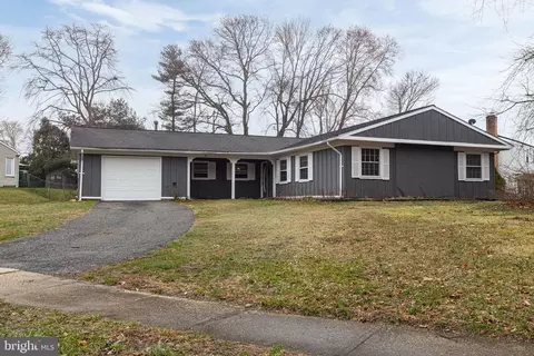 90 Twin Hill Dr, Willingboro, NJ 08046