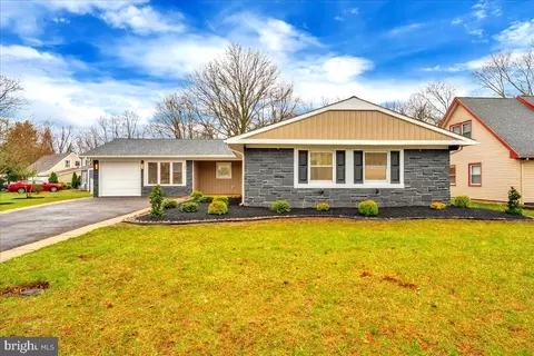 1 Hawley Pl, Willingboro, NJ 08046