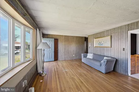 Living - 600 Bem St, Riverside, NJ 08075 photo 1 of 4