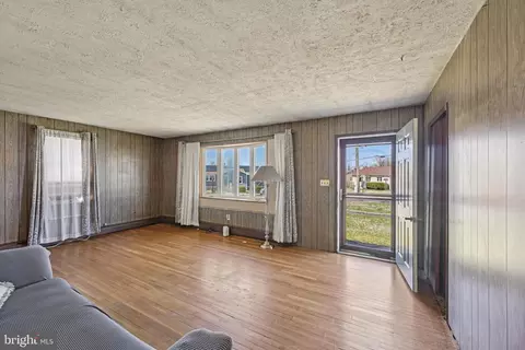 Living - 600 Bem St, Riverside, NJ 08075 photo 4 of 4